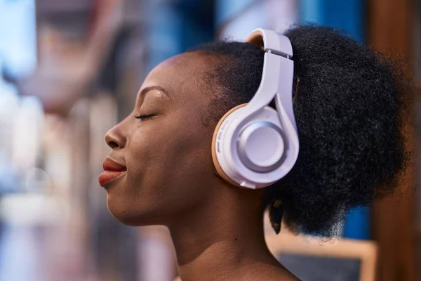 African American Woman Relaxed Listening Music Street — Stock Photo, Image