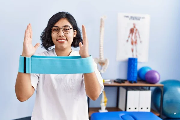 Young Latin Woman Wearing Physiotherapist Uniform Holding Elastic Band Physiotherapy — Stock Photo, Image