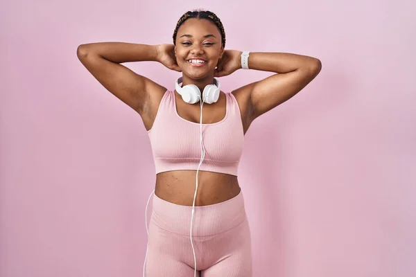 Afroamerikansk Kvinna Med Flätor Sportkläder Och Hörlurar Avslappnande Och Stretching — Stockfoto