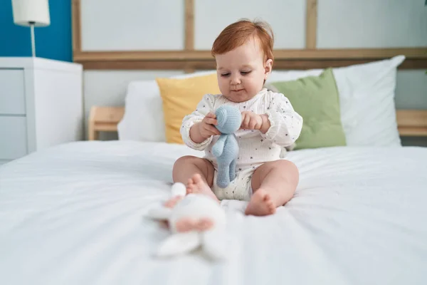 Sevimli Kızıl Saçlı Bebek Yatakta Oyuncak Bebekle Oynuyor — Stok fotoğraf