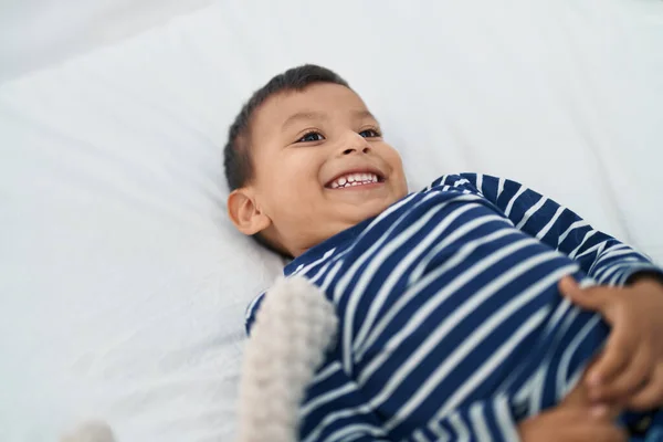 Entzückendes Hispanisches Kleinkind Lächelt Selbstbewusst Schlafzimmer Auf Dem Bett Liegend — Stockfoto