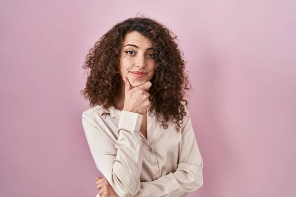 Hispanic Woman Curly Hair Standing Pink Background Looking Confident Camera — Stok fotoğraf