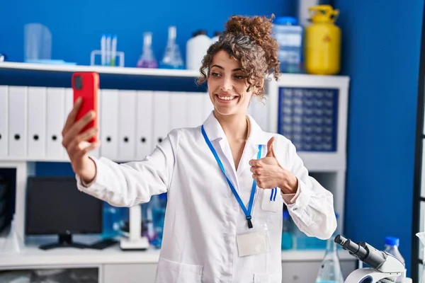 Spaanse Vrouw Met Krullend Haar Werken Wetenschapper Laboratorium Doen Selfie — Stockfoto