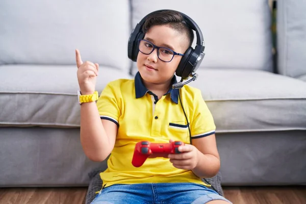 Fiatal Spanyol Gyerek Videojátékozik Fejhallgatót Visel Nagy Mosollyal Arcán Mutatóujjával — Stock Fotó