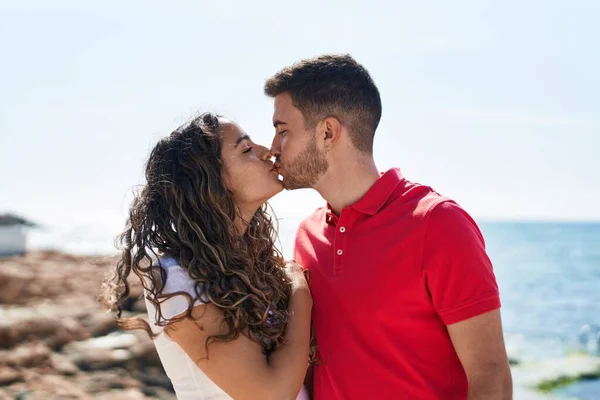 Young Hispanic Couple Smiling Confident Hugging Each Other Kissing Seaside — Stock fotografie