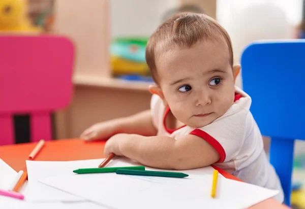 Adorável Bebê Hispânico Estudante Pré Escolar Sentado Mesa Desenho Caderno — Fotografia de Stock