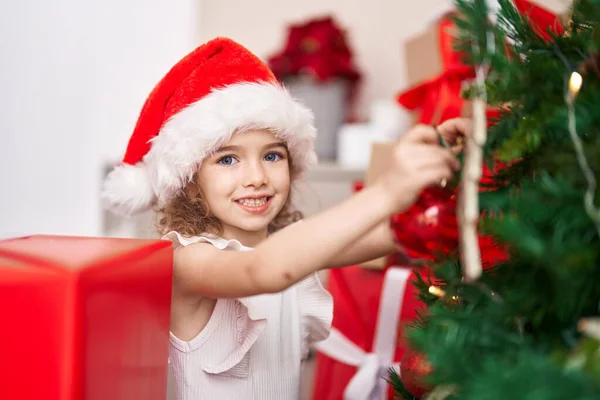 Adorable Chica Caucásica Sonriendo Seguro Decorando Árbol Navidad Casa — Foto de Stock