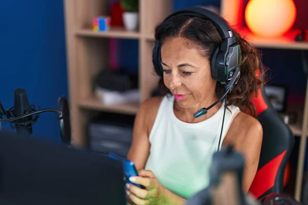 Middle Age Woman Streamer Using Computer Smartphone Gaming Room — Stockfoto