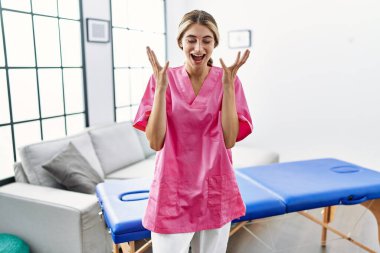 Evde fizyoterapist olarak çalışan genç sarışın kadın kollarını kaldırmış ve gözlerini kapatmış heyecanla haykırarak başarının çılgınlığını kutluyor. Kazanan konsept 