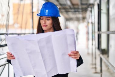 Genç, güzel, İspanyol bir mimar sokakta ev planları arıyor.