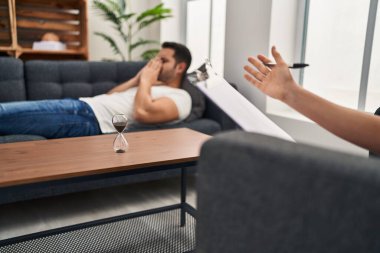 Genç İspanyol adam psikoloji merkezindeki kanepede yatarken zihinsel terapi gördüğünü vurguladı.