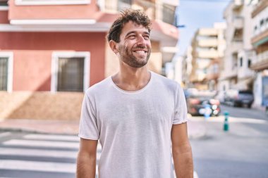 Sokakta yürürken kendine güvenen İspanyol bir adam.