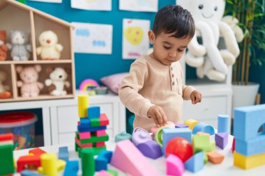 Tapılası İspanyol bebek evde duran inşaat bloklarıyla oynuyor.