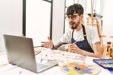 Genç İspanyol ressam resim atölyesinde online resim dersi alıyor..