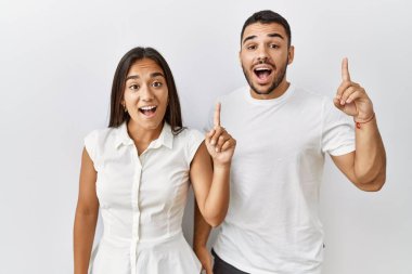 Soyutlanmış arka planda birbirine aşık genç ve ırklar arası bir çift başarılı bir fikri işaret ediyor. Heyecanlı ve mutlu. Bir numara.. 