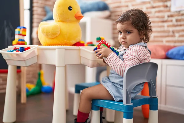 Adorável Menina Hispânica Brincando Com Brinquedos Sentados Mesa Jardim Infância — Fotografia de Stock