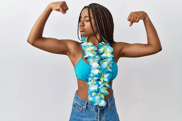 Fiatal Afro Amerikai Copfokkal Bikiniben Hawaii Leben Büszkén Mosolygó Izmokkal — Stock Fotó