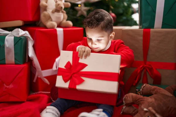 Adorável Criança Hispânica Desempacotando Presente Natal Sentado Chão Casa — Fotografia de Stock