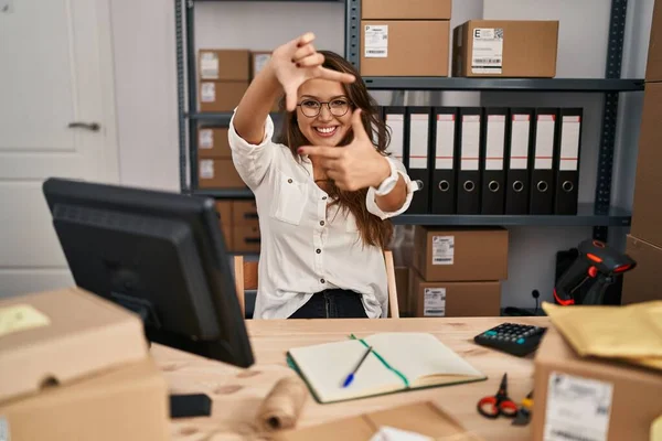 Young Hispanic Woman Working Small Business Ecommerce Smiling Making Frame — Stock Photo, Image