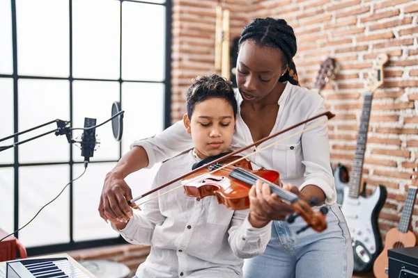 Afro Americana Mãe Filho Estudante Aprendendo Tocar Violino Estúdio Música — Fotografia de Stock