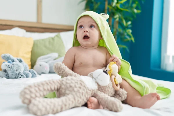 Entzückendes Kaukasisches Baby Mit Lustigem Handtuch Das Schlafzimmer Mit Spielzeug — Stockfoto
