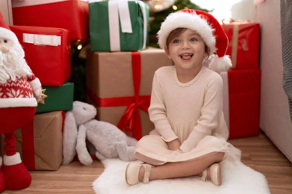 Sevimli Kız Kendine Güvenerek Gülümsüyor Noel Ağacının Hediyelerin Yanında Oturuyor — Stok fotoğraf