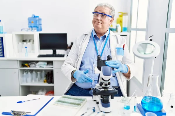 Starší Běloch Pracující Laboratoři Vědců Usmívá Dívá Stranou Přemýšlí — Stock fotografie