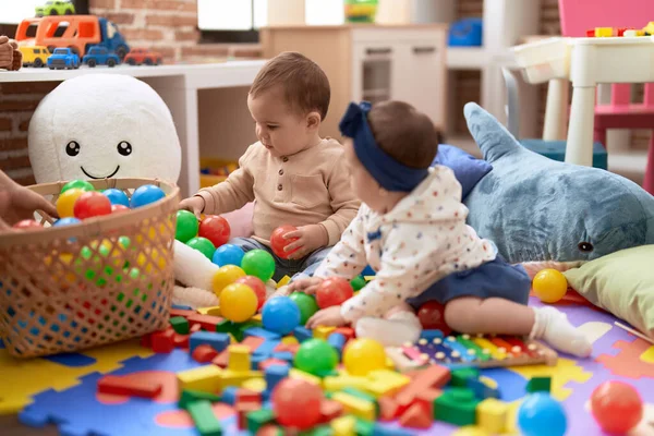 Zwei Kleinkinder Spielen Kindergarten Mit Bällen Und Xylophon — Stockfoto