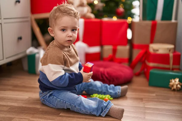 Чарівний Малюк Який Грає Будівельними Блоками Сидить Підлозі Різдвяними Подарунками — стокове фото