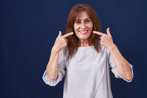 Middle Age Woman Standing Blue Background Smiling Cheerful Showing Pointing — Stock fotografie