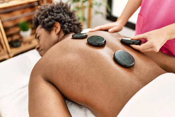 Giovane Africano Americano Uomo Avendo Massaggio Utilizzando Pietre Calde Centro — Foto Stock