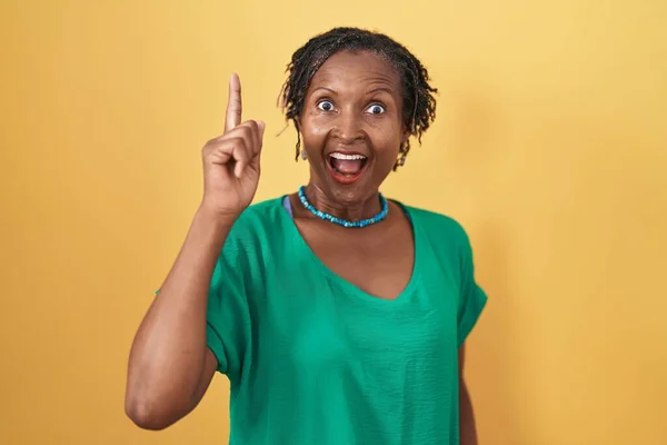 African Woman Dreadlocks Standing Yellow Background Pointing Finger Successful Idea — Fotografia de Stock