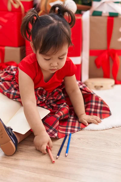 Menina Chinesa Adorável Desenho Caderno Sentado Chão Pela Árvore Natal — Fotografia de Stock