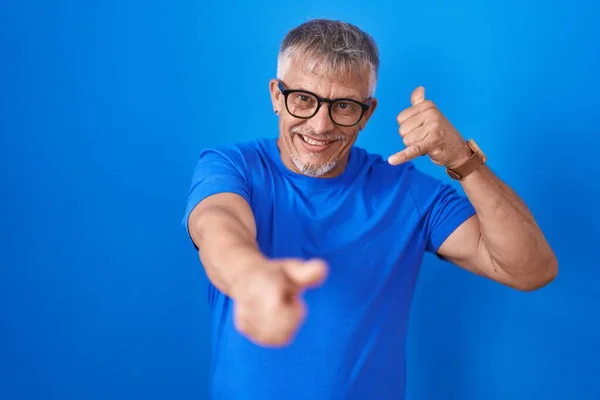 Hispanic Man Grey Hair Standing Blue Background Smiling Doing Talking — 스톡 사진