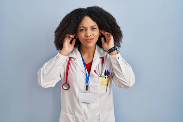 Giovane Donna Afroamericana Con Uniforme Medico Stetoscopio Che Copre Orecchie — Foto Stock