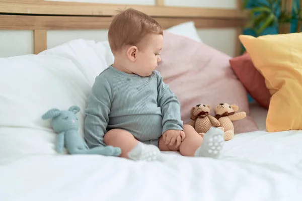 Sevimli Çocuk Yatak Odasında Bebeklerle Yatakta Oturuyor — Stok fotoğraf