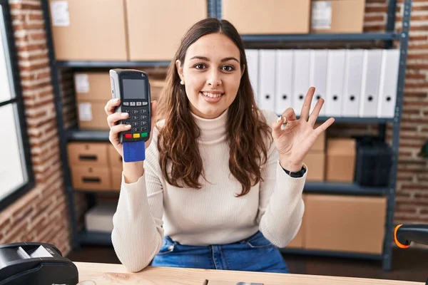 Young Hispanic Woman Working Small Business Ecommerce Holding Dataphone Doing — Stock Fotó