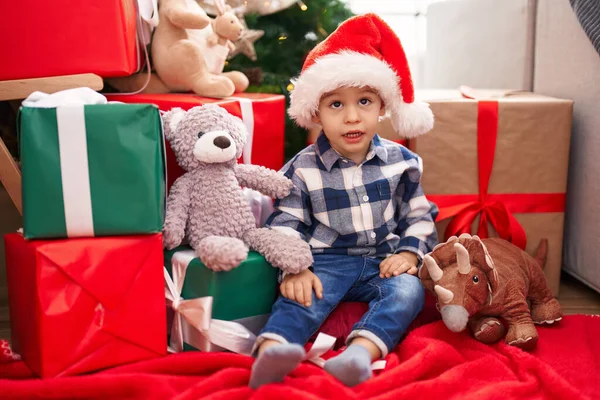 Adorable Niño Sentado Suelo Por Regalos Navidad Casa — Foto de Stock