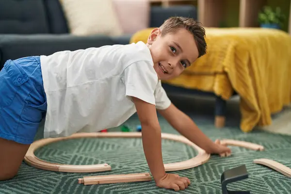 Tapılası Spanyol Çocuk Evde Yerde Oturmuş Araba Oyunuyla Oynuyor — Stok fotoğraf