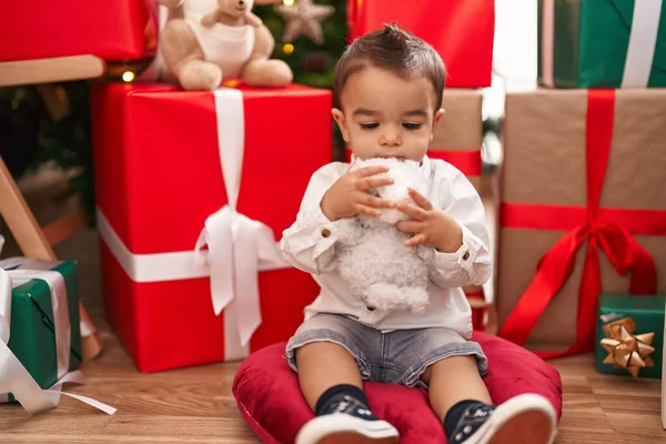 Adorável Criança Hispânica Abraçando Ursinho Sentado Chão Por Presentes Natal — Fotografia de Stock