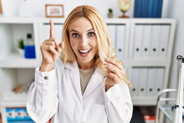 Beautiful Blonde Dentist Woman Holding Invisible Aligner Orthodontic Dental Clinic — Stockfoto