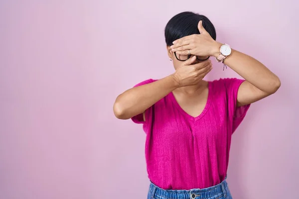 Young Asian Woman Short Hair Standing Pink Background Covering Eyes — Fotografia de Stock