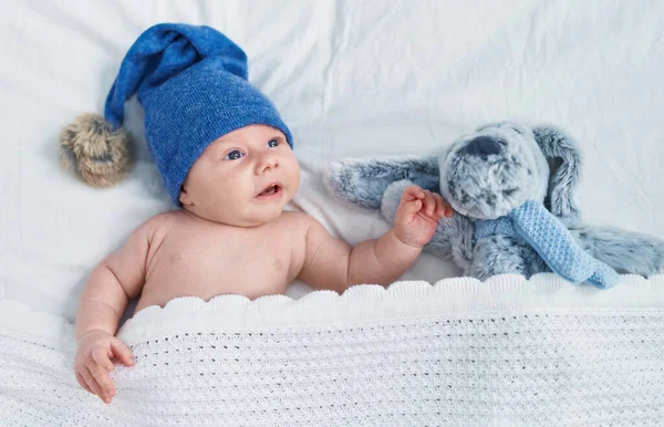 Αξιολάτρευτο Καυκάσιο Μωρό Ξαπλωμένο Στο Κρεβάτι Χαλαρή Έκφραση Στο Υπνοδωμάτιο — Φωτογραφία Αρχείου
