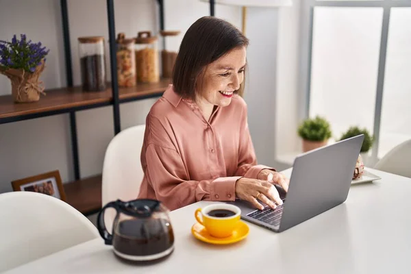 Middle Age Woman Having Breakfast Using Laptop Sitting Table Home — Foto Stock