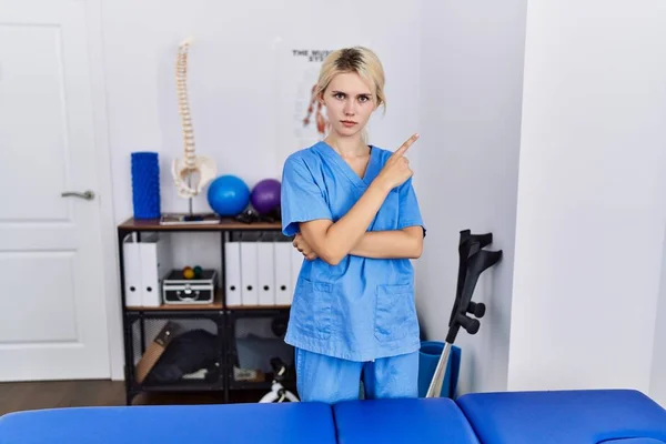 Joven Fisioterapeuta Mujer Que Trabaja Clínica Recuperación Del Dolor Señalando — Foto de Stock