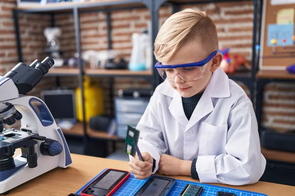 Liebenswerter Kleinkind Techniker Repariert Smartphone Klassenzimmer — Stockfoto