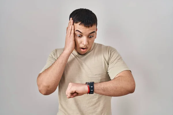 Hombre Árabe Joven Con Camiseta Casual Mirando Tiempo Del Reloj — Foto de Stock