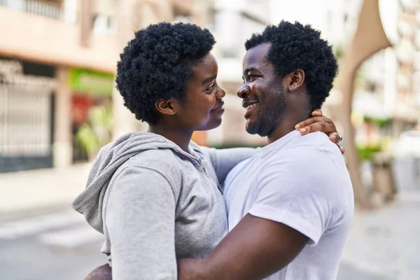 Αφροαμερικανοί Άντρες Και Γυναίκες Χαμογελούν Αυτοπεποίθηση Αγκαλιάζοντας Ένας Τον Άλλον — Φωτογραφία Αρχείου