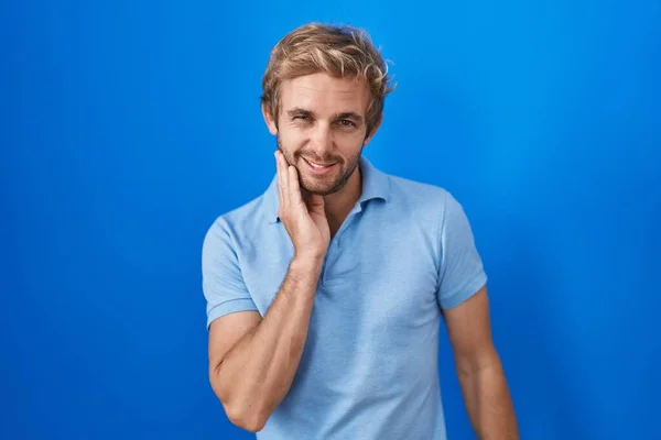 Caucasian Man Standing Blue Background Touching Mouth Hand Painful Expression — Foto Stock