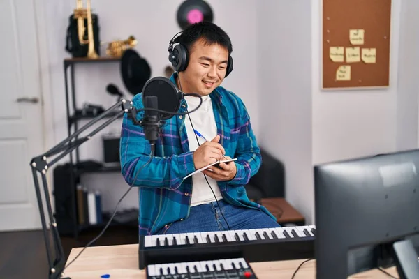 Young Chinese Man Singer Composing Song Music Studio — Stock fotografie